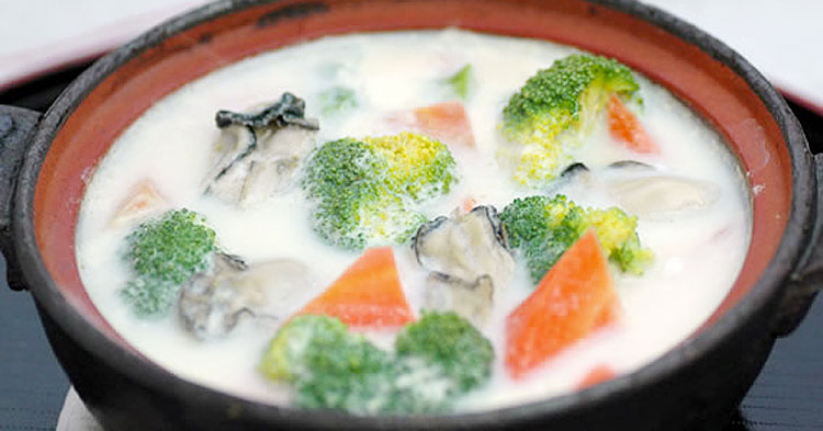 牡蛎と野菜の豆乳鍋